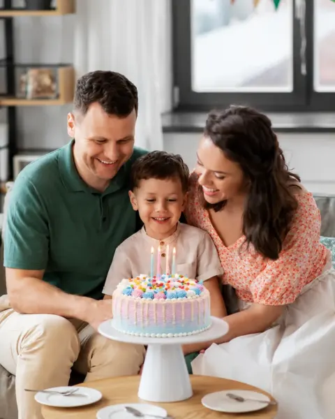Cumpleaños en familia con torta en la sala