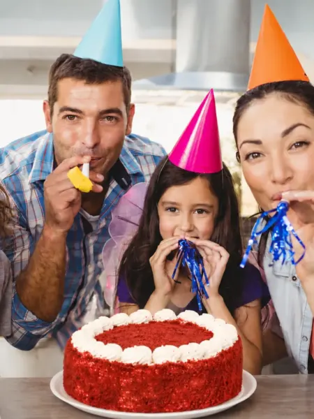 Familia con espantasuegras y torta de frutilla
